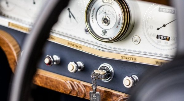 Тази, сглобена през 1930, е от най-рядката серия, с купе от британското ателие Carlton.